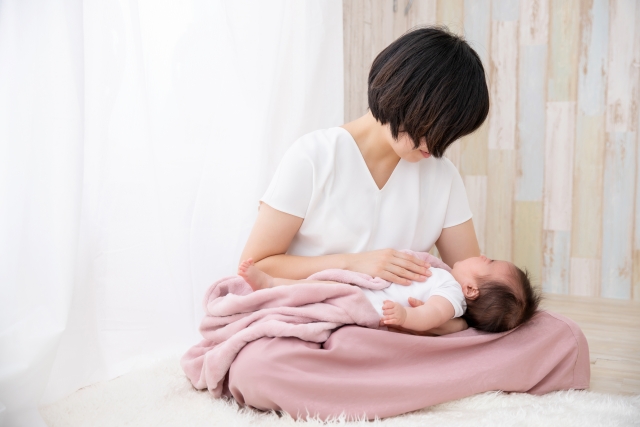 寝かしつけをするお母さん